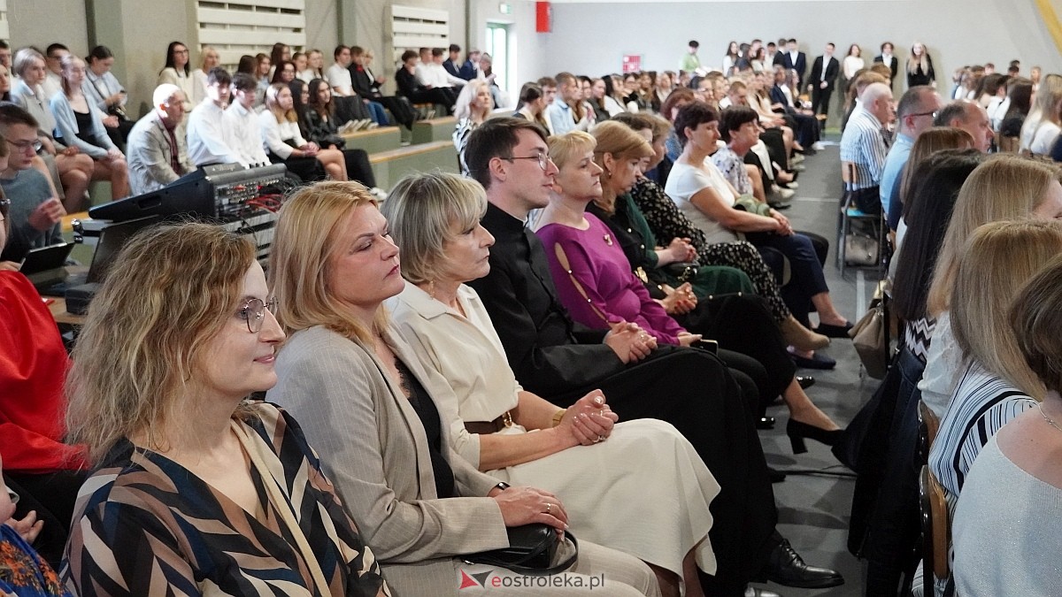Zakończenie roku szkolnego w III LO w Ostrołęce [25.04.2025] - zdjęcie #54 - eOstroleka.pl