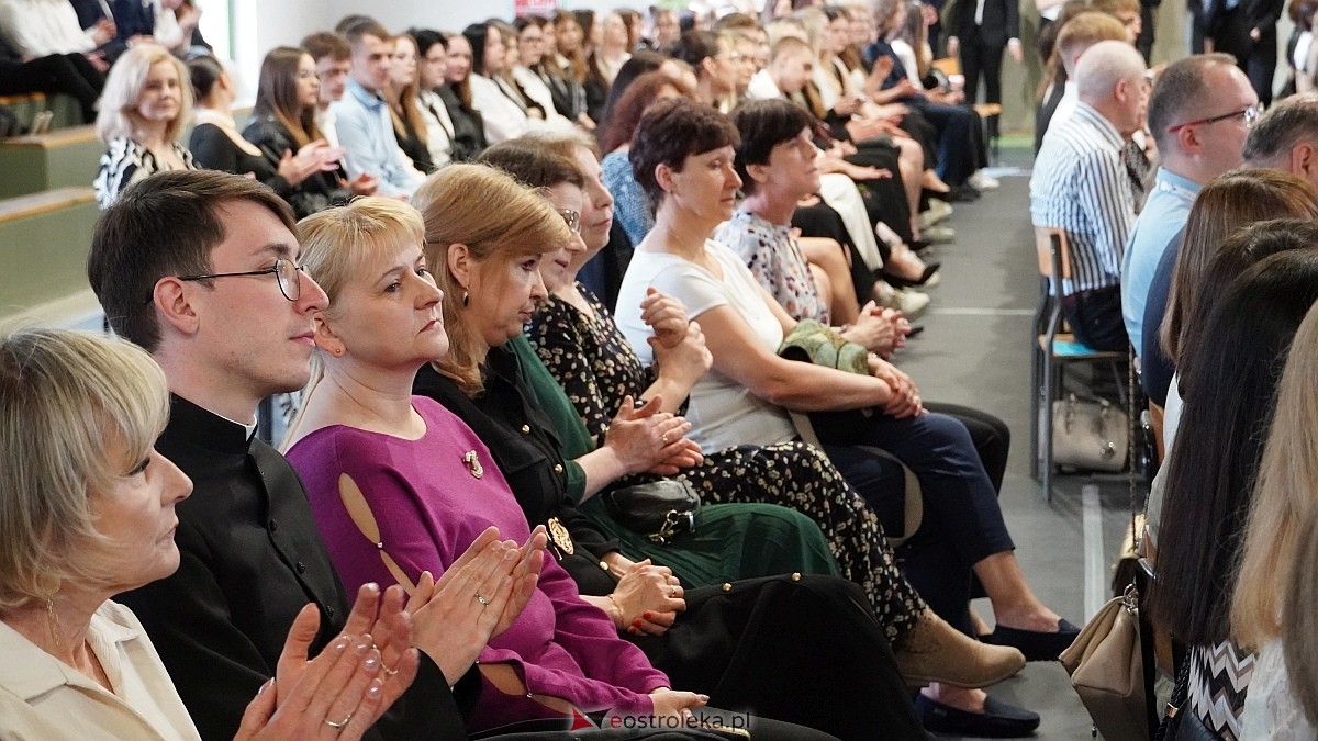 Zakończenie roku szkolnego w III LO w Ostrołęce [25.04.2025] - zdjęcie #52 - eOstroleka.pl