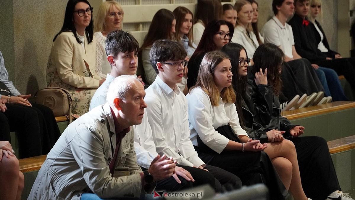 Zakończenie roku szkolnego w III LO w Ostrołęce [25.04.2025] - zdjęcie #50 - eOstroleka.pl