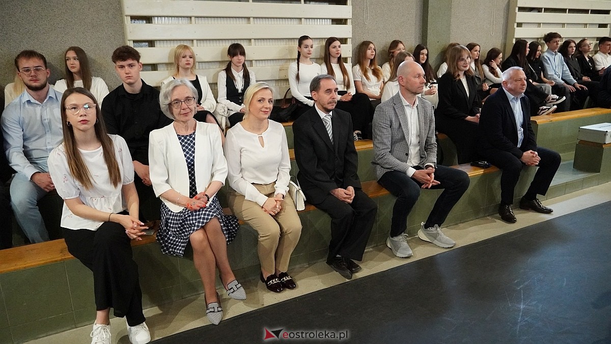 Zakończenie roku szkolnego w III LO w Ostrołęce [25.04.2025] - zdjęcie #47 - eOstroleka.pl
