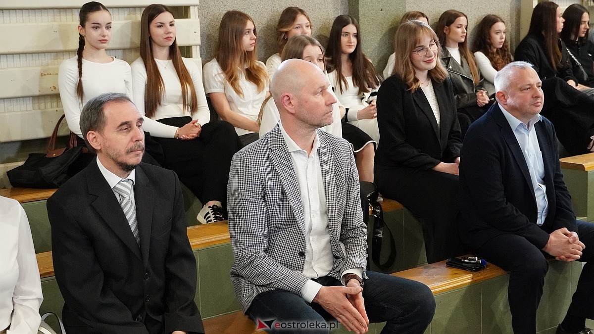 Zakończenie roku szkolnego w III LO w Ostrołęce [25.04.2025] - zdjęcie #45 - eOstroleka.pl