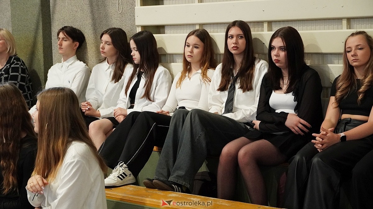 Zakończenie roku szkolnego w III LO w Ostrołęce [25.04.2025] - zdjęcie #41 - eOstroleka.pl