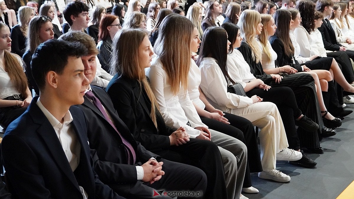 Zakończenie roku szkolnego w III LO w Ostrołęce [25.04.2025] - zdjęcie #33 - eOstroleka.pl