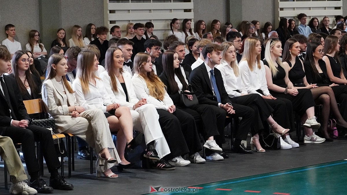 Zakończenie roku szkolnego w III LO w Ostrołęce [25.04.2025] - zdjęcie #31 - eOstroleka.pl