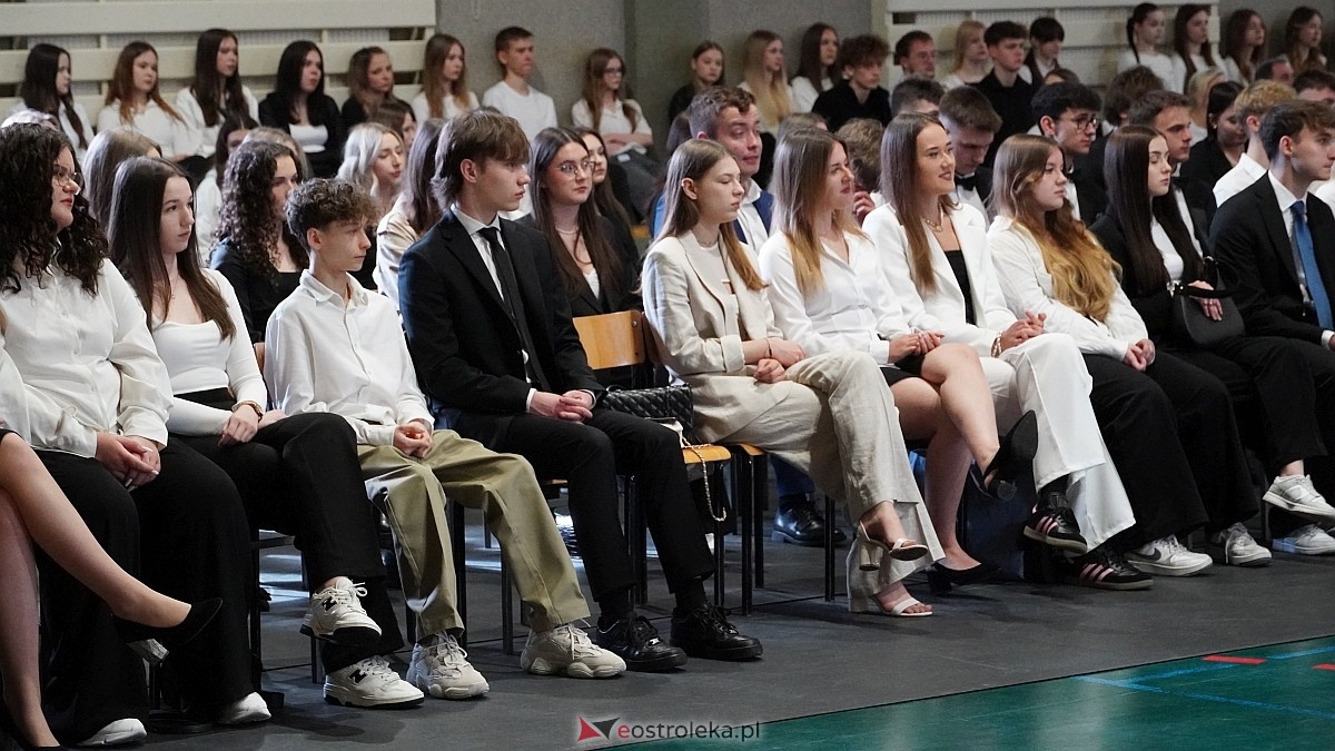 Zakończenie roku szkolnego w III LO w Ostrołęce [25.04.2025] - zdjęcie #29 - eOstroleka.pl