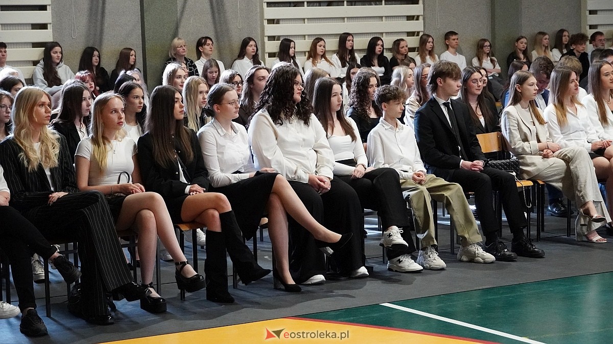 Zakończenie roku szkolnego w III LO w Ostrołęce [25.04.2025] - zdjęcie #27 - eOstroleka.pl
