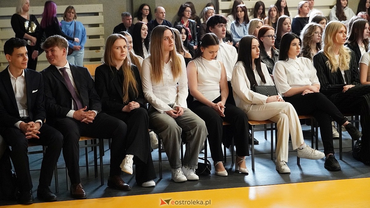 Zakończenie roku szkolnego w III LO w Ostrołęce [25.04.2025] - zdjęcie #22 - eOstroleka.pl