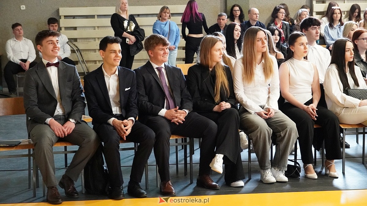 Zakończenie roku szkolnego w III LO w Ostrołęce [25.04.2025] - zdjęcie #20 - eOstroleka.pl