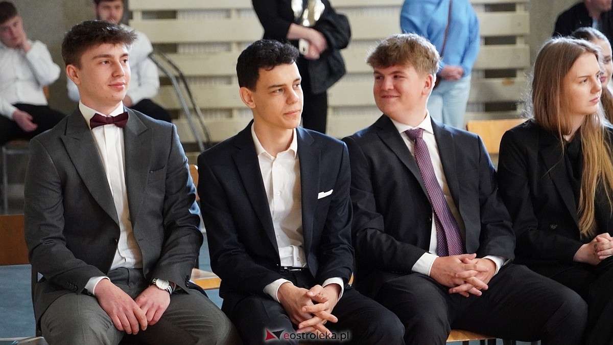 Zakończenie roku szkolnego w III LO w Ostrołęce [25.04.2025] - zdjęcie #18 - eOstroleka.pl