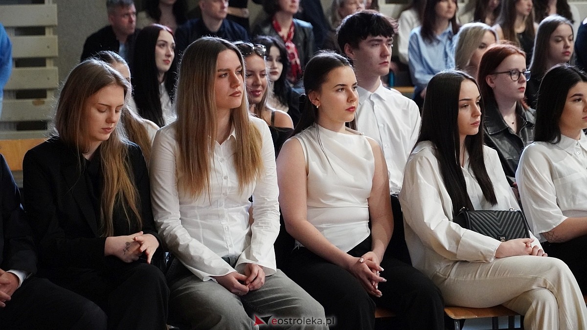 Zakończenie roku szkolnego w III LO w Ostrołęce [25.04.2025] - zdjęcie #16 - eOstroleka.pl