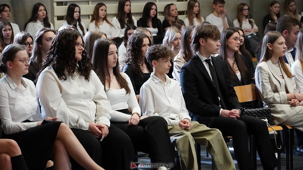Zakończenie roku szkolnego w III LO w Ostrołęce [25.04.2025] - zdjęcie #10 - eOstroleka.pl