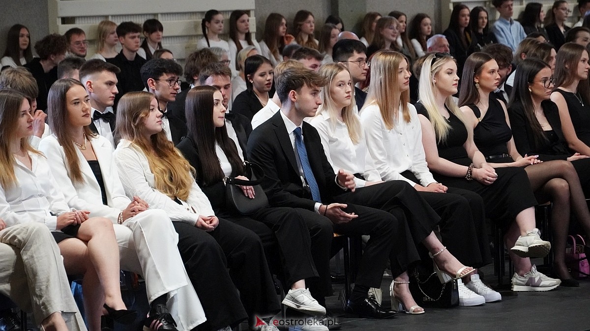 Zakończenie roku szkolnego w III LO w Ostrołęce [25.04.2025] - zdjęcie #46 - eOstroleka.pl