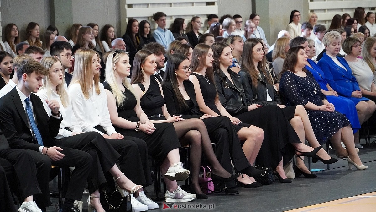 Zakończenie roku szkolnego w III LO w Ostrołęce [25.04.2025] - zdjęcie #44 - eOstroleka.pl