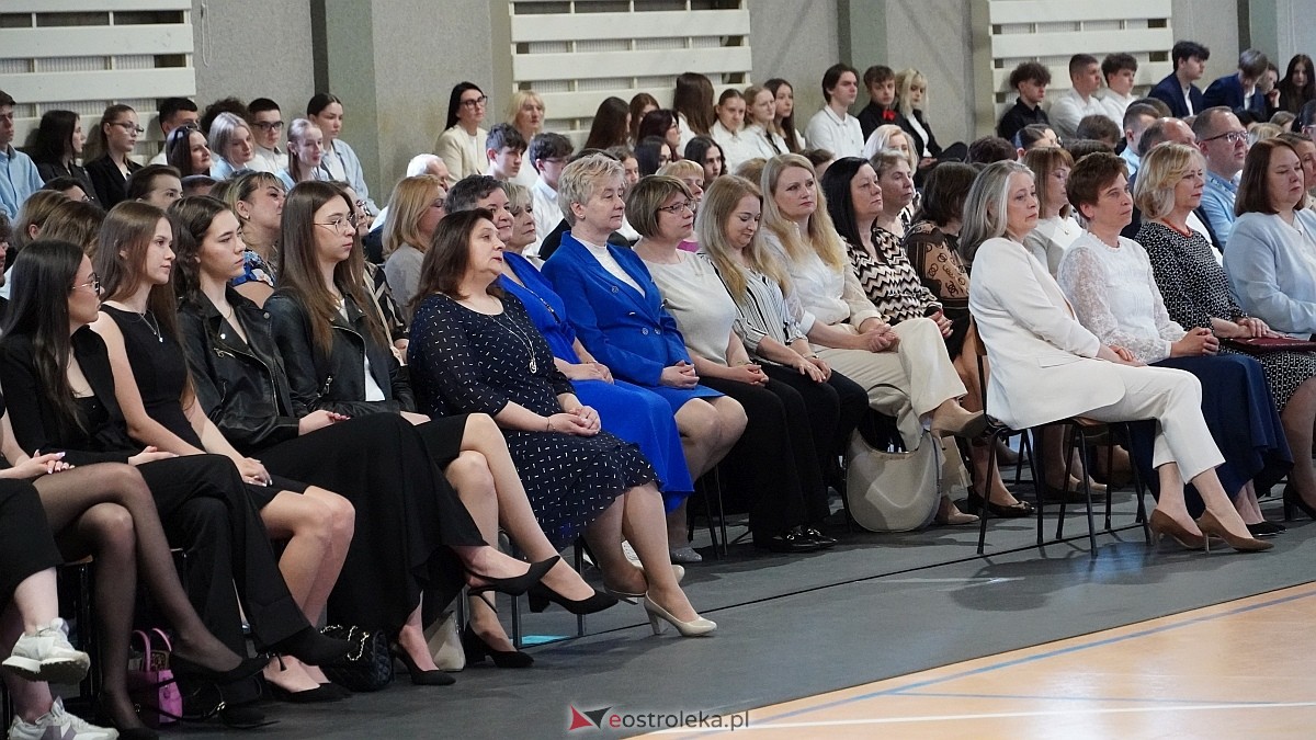 Zakończenie roku szkolnego w III LO w Ostrołęce [25.04.2025] - zdjęcie #42 - eOstroleka.pl