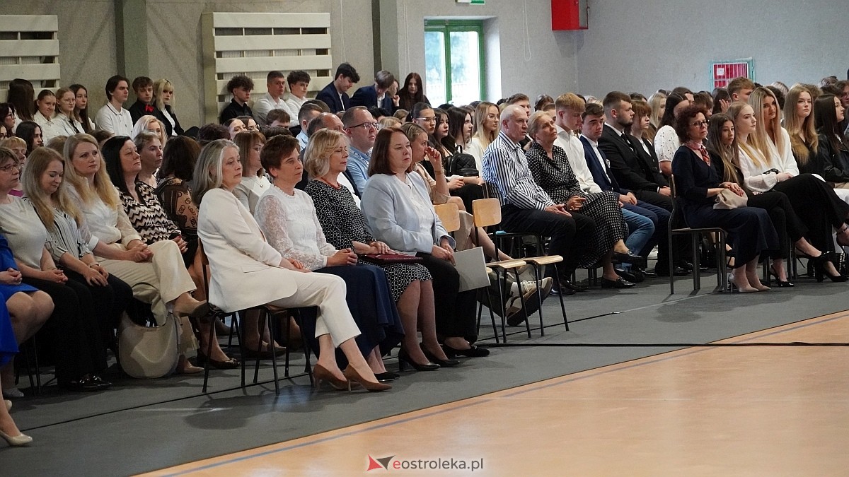 Zakończenie roku szkolnego w III LO w Ostrołęce [25.04.2025] - zdjęcie #40 - eOstroleka.pl