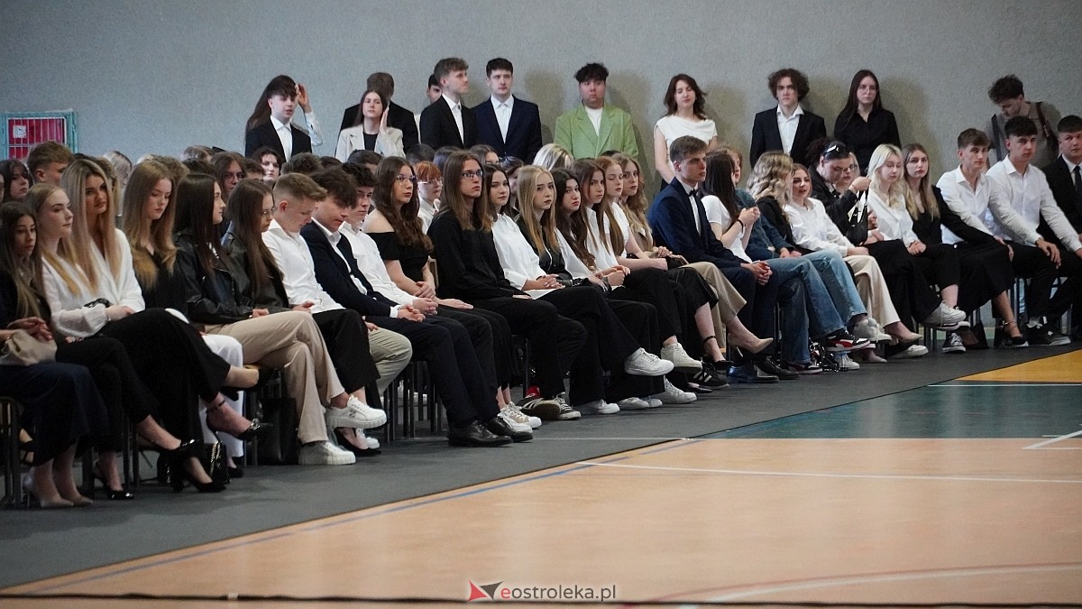 Zakończenie roku szkolnego w III LO w Ostrołęce [25.04.2025] - zdjęcie #38 - eOstroleka.pl