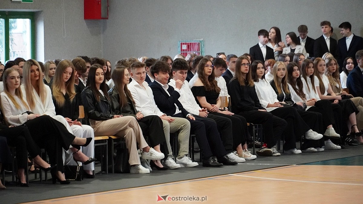 Zakończenie roku szkolnego w III LO w Ostrołęce [25.04.2025] - zdjęcie #36 - eOstroleka.pl
