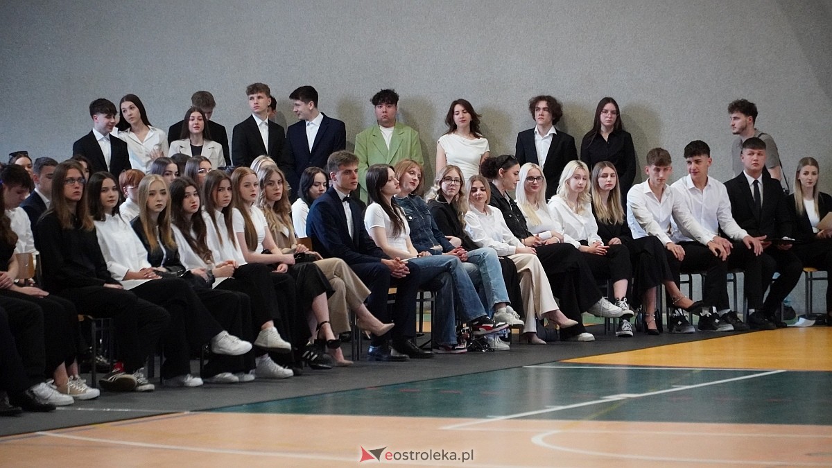 Zakończenie roku szkolnego w III LO w Ostrołęce [25.04.2025] - zdjęcie #34 - eOstroleka.pl