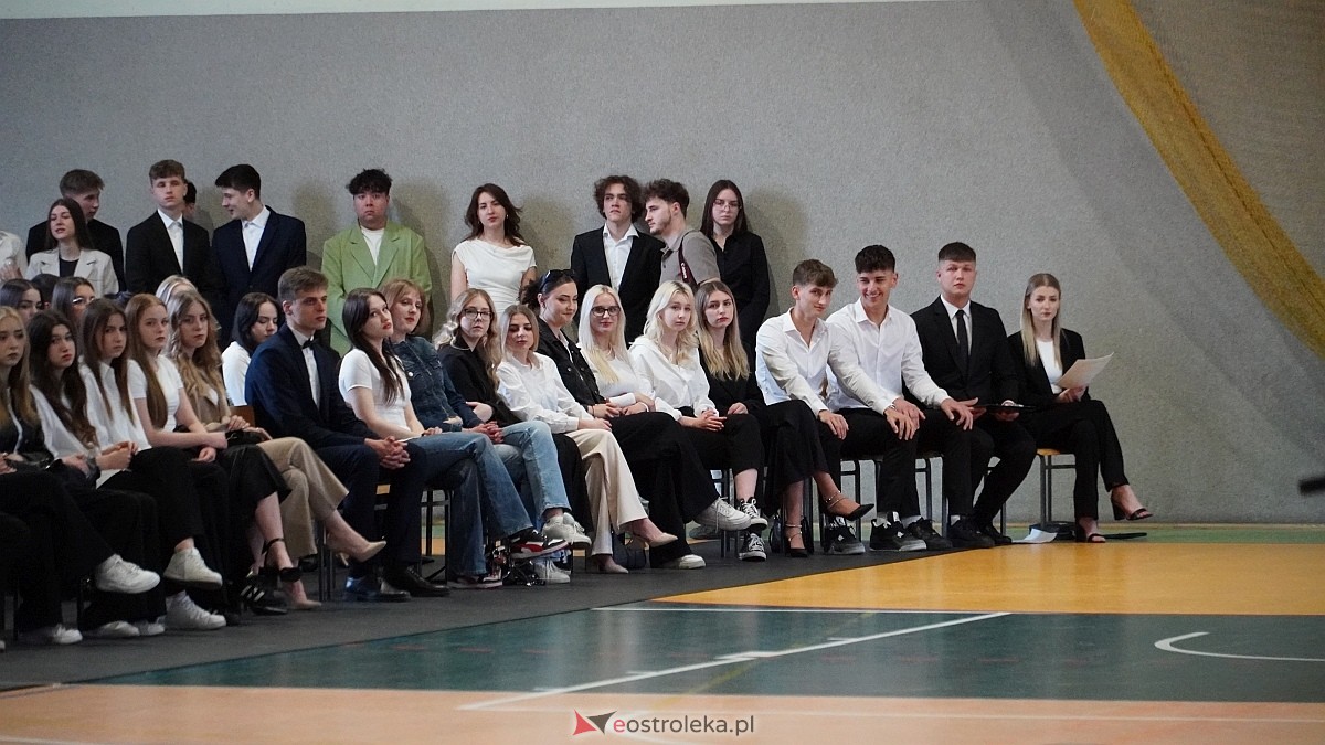 Zakończenie roku szkolnego w III LO w Ostrołęce [25.04.2025] - zdjęcie #32 - eOstroleka.pl
