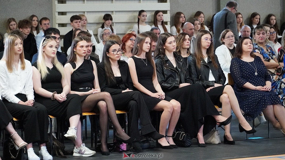 Zakończenie roku szkolnego w III LO w Ostrołęce [25.04.2025] - zdjęcie #30 - eOstroleka.pl