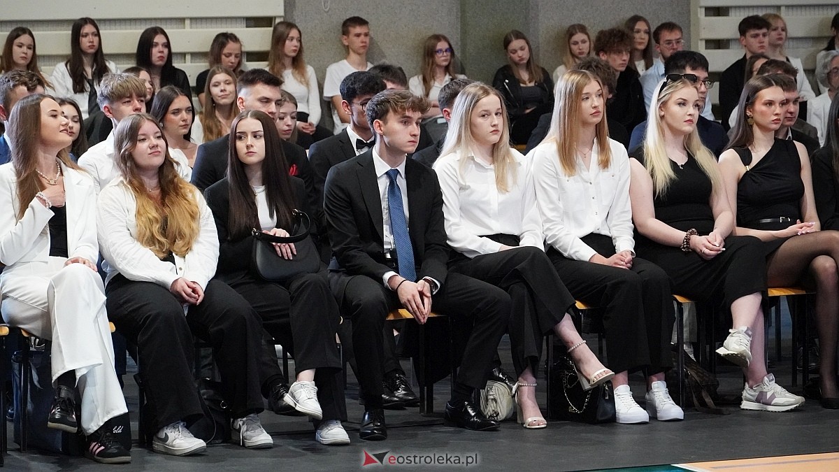 Zakończenie roku szkolnego w III LO w Ostrołęce [25.04.2025] - zdjęcie #28 - eOstroleka.pl