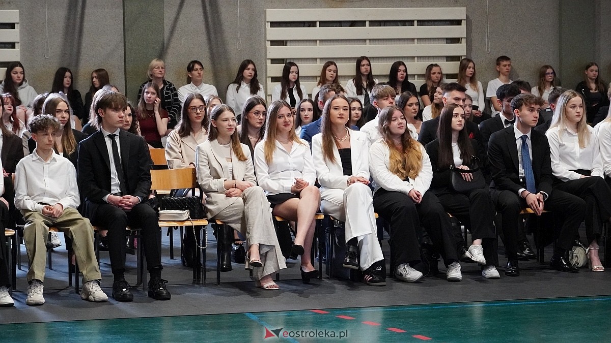Zakończenie roku szkolnego w III LO w Ostrołęce [25.04.2025] - zdjęcie #26 - eOstroleka.pl