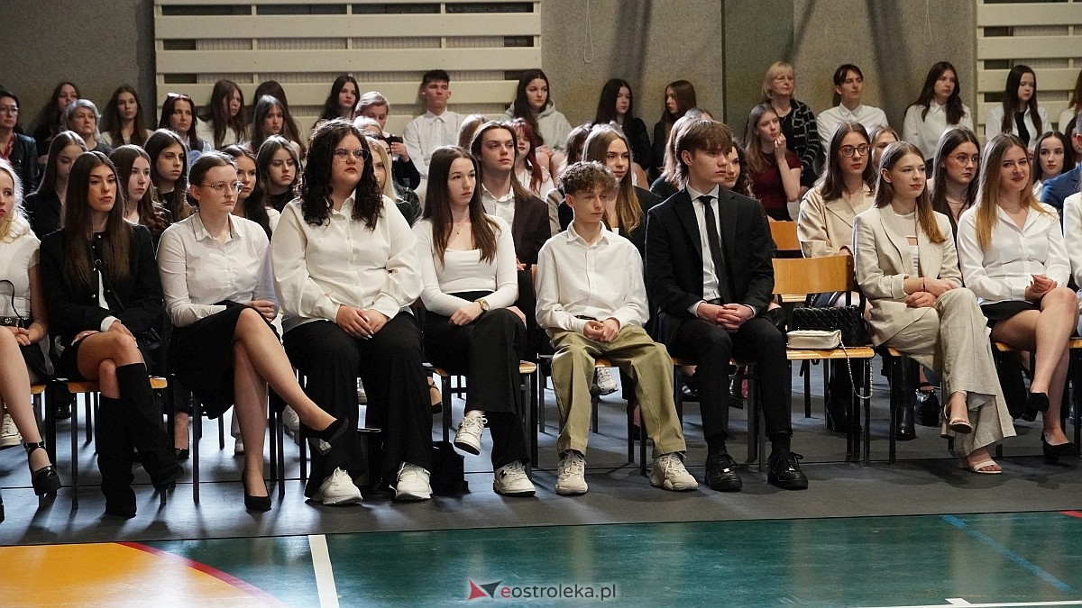 Zakończenie roku szkolnego w III LO w Ostrołęce [25.04.2025] - zdjęcie #24 - eOstroleka.pl