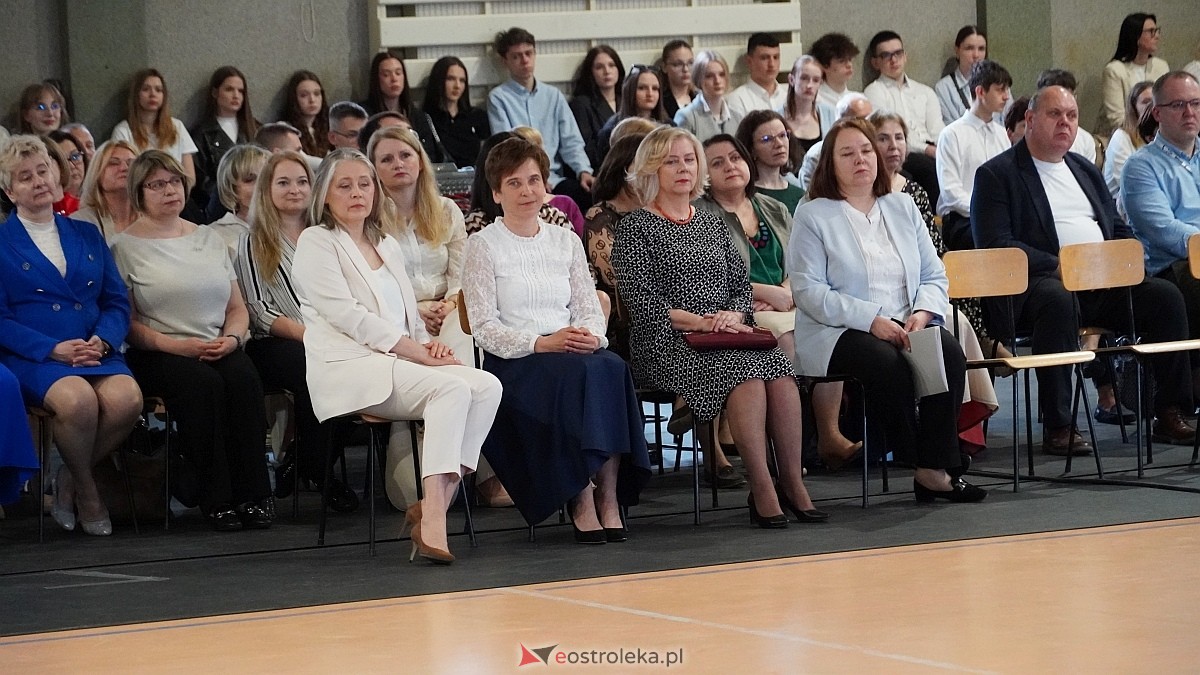 Zakończenie roku szkolnego w III LO w Ostrołęce [25.04.2025] - zdjęcie #21 - eOstroleka.pl