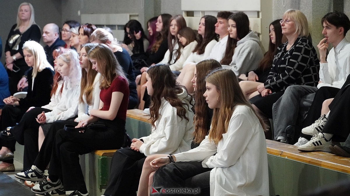 Zakończenie roku szkolnego w III LO w Ostrołęce [25.04.2025] - zdjęcie #15 - eOstroleka.pl