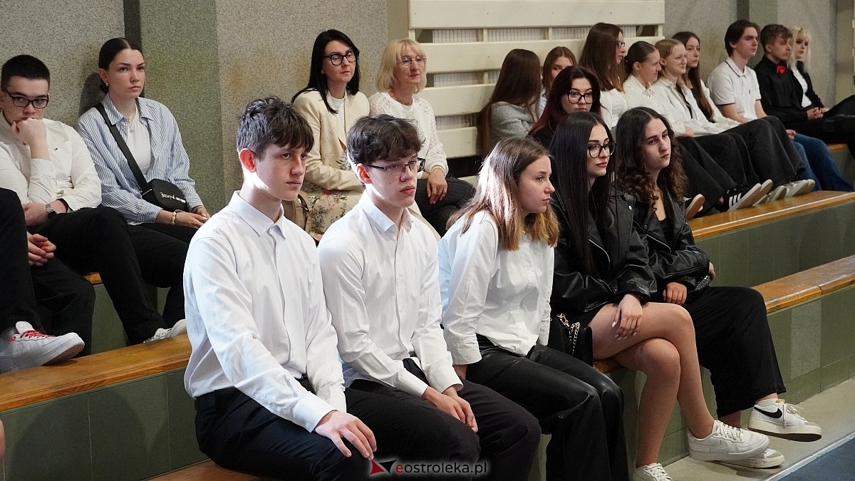 Zakończenie roku szkolnego w III LO w Ostrołęce [25.04.2025] - zdjęcie #11 - eOstroleka.pl
