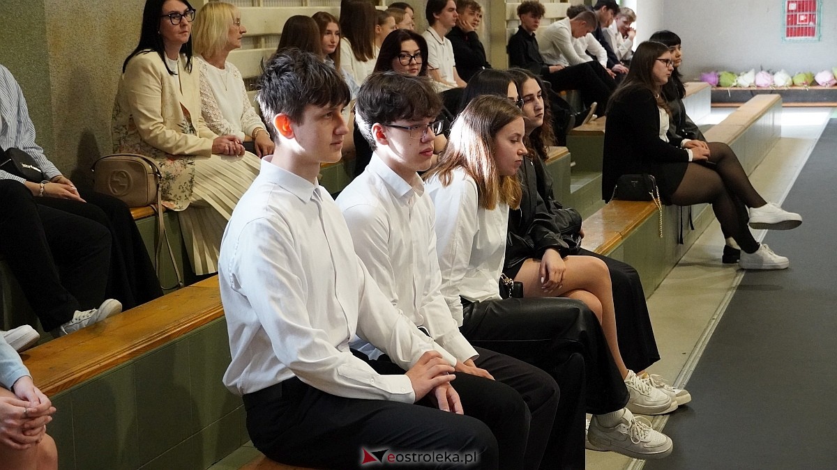 Zakończenie roku szkolnego w III LO w Ostrołęce [25.04.2025] - zdjęcie #4 - eOstroleka.pl