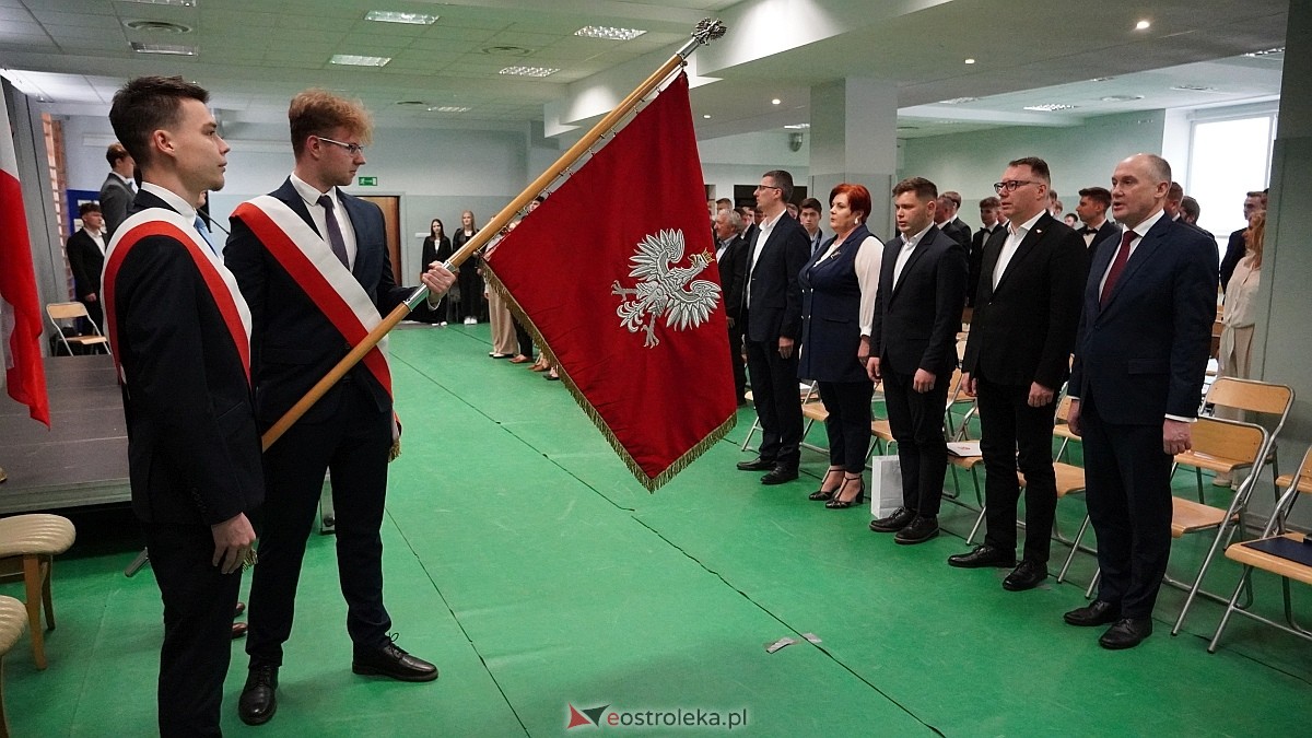 Zakończenie roku szkolnego klas maturalnych w ZSZ nr 1 w Ostrołęce [25.04.2025] - zdjęcie #77 - eOstroleka.pl