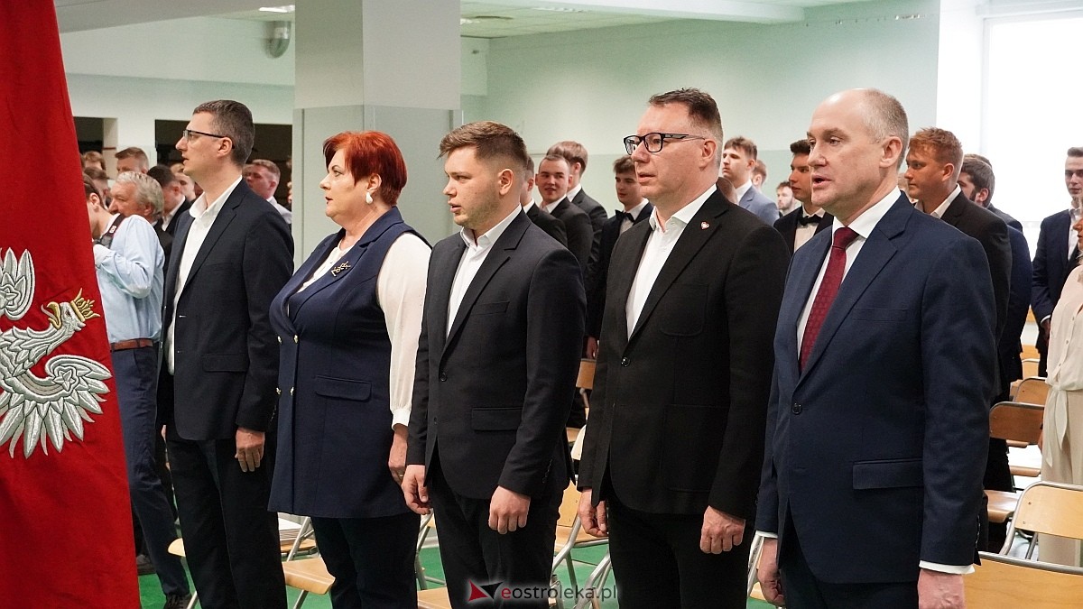 Zakończenie roku szkolnego klas maturalnych w ZSZ nr 1 w Ostrołęce [25.04.2025] - zdjęcie #76 - eOstroleka.pl