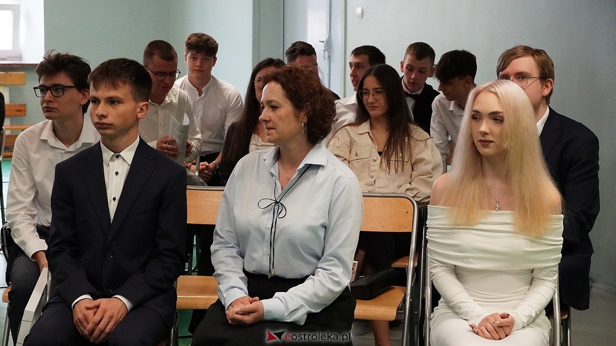 Zakończenie roku szkolnego klas maturalnych w ZSZ nr 1 w Ostrołęce [25.04.2025] - zdjęcie #69 - eOstroleka.pl