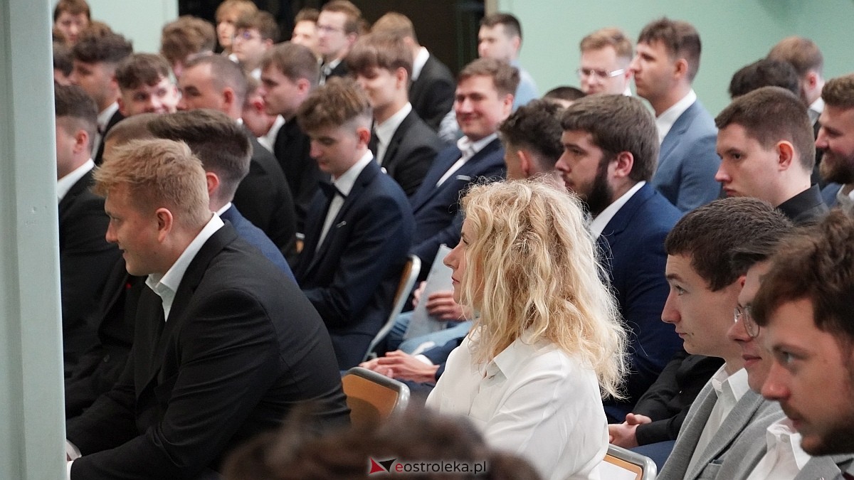 Zakończenie roku szkolnego klas maturalnych w ZSZ nr 1 w Ostrołęce [25.04.2025] - zdjęcie #55 - eOstroleka.pl