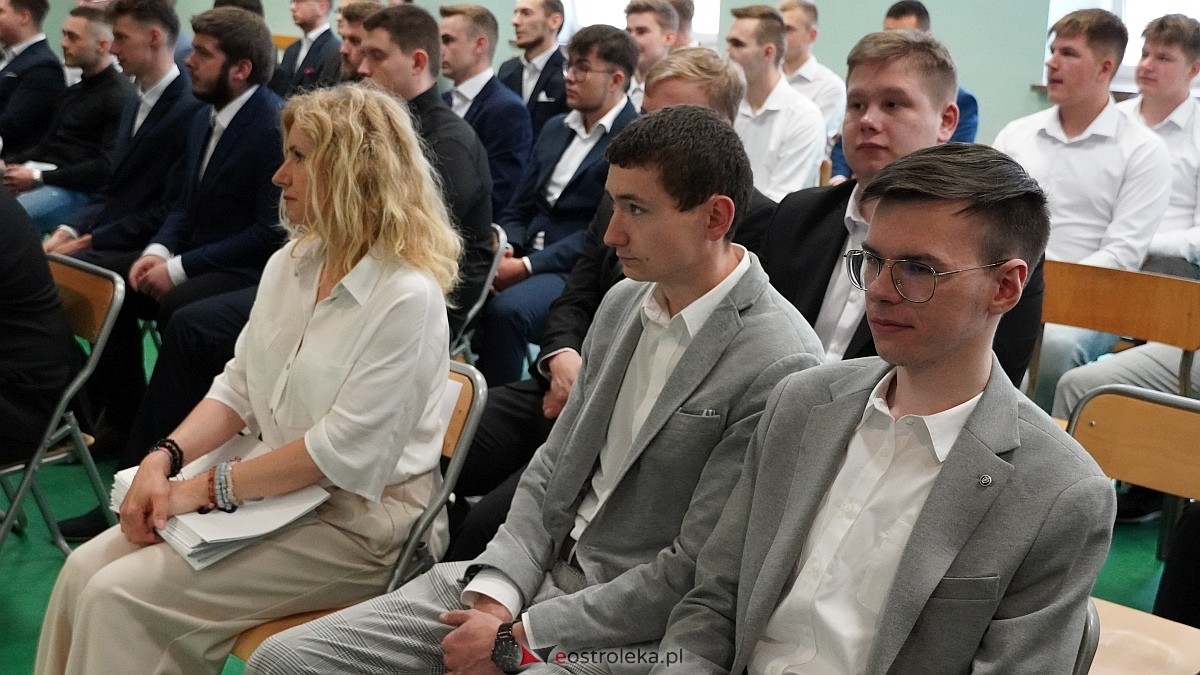 Zakończenie roku szkolnego klas maturalnych w ZSZ nr 1 w Ostrołęce [25.04.2025] - zdjęcie #40 - eOstroleka.pl