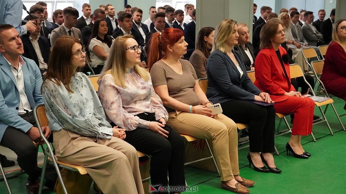 Zakończenie roku szkolnego klas maturalnych w ZSZ nr 1 w Ostrołęce [25.04.2025] - zdjęcie #16 - eOstroleka.pl
