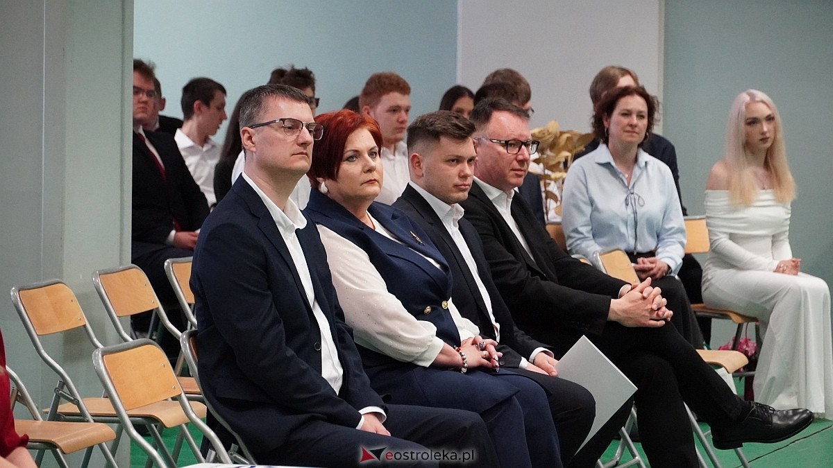 Zakończenie roku szkolnego klas maturalnych w ZSZ nr 1 w Ostrołęce [25.04.2025] - zdjęcie #15 - eOstroleka.pl