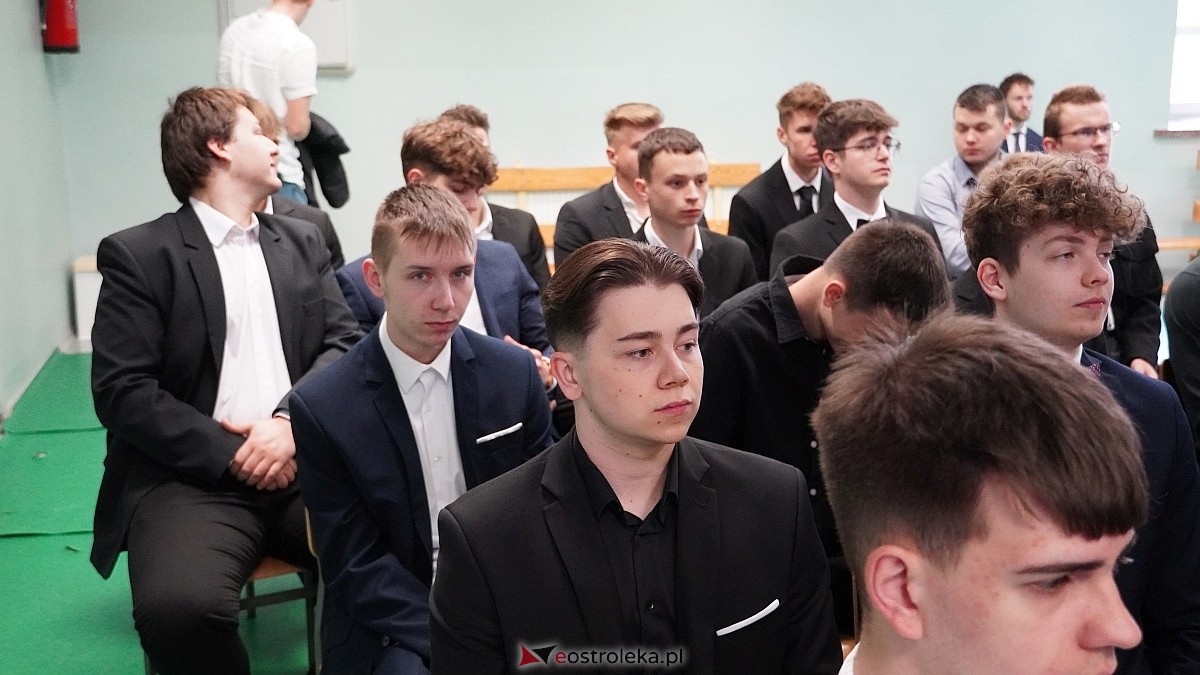 Zakończenie roku szkolnego klas maturalnych w ZSZ nr 1 w Ostrołęce [25.04.2025] - zdjęcie #4 - eOstroleka.pl