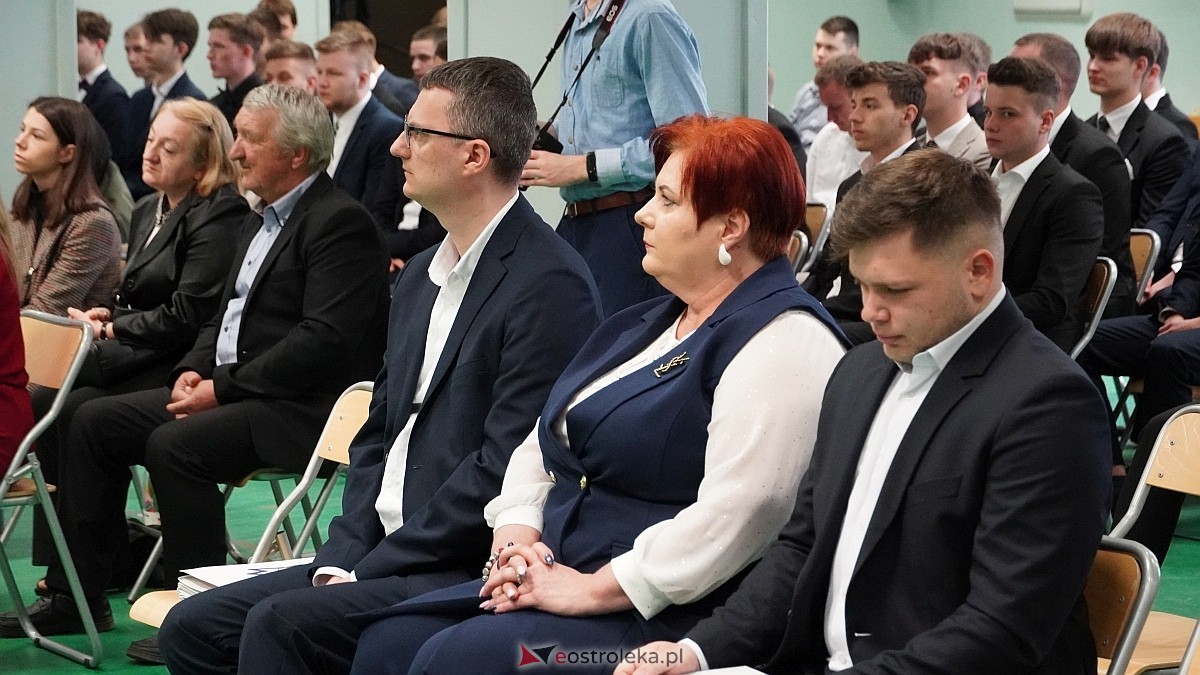Zakończenie roku szkolnego klas maturalnych w ZSZ nr 1 w Ostrołęce [25.04.2025] - zdjęcie #60 - eOstroleka.pl