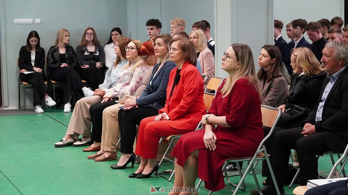 Zakończenie roku szkolnego klas maturalnych w ZSZ nr 1 w Ostrołęce [25.04.2025] - zdjęcie #58 - eOstroleka.pl