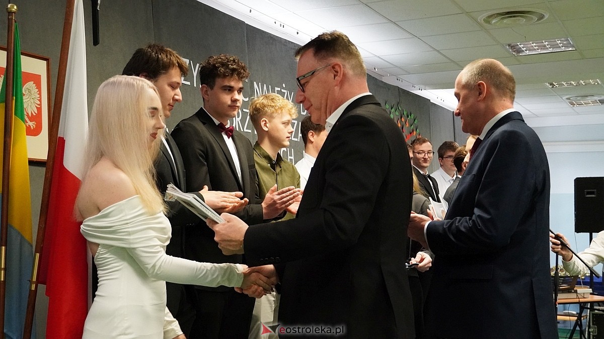 Zakończenie roku szkolnego klas maturalnych w ZSZ nr 1 w Ostrołęce [25.04.2025] - zdjęcie #41 - eOstroleka.pl