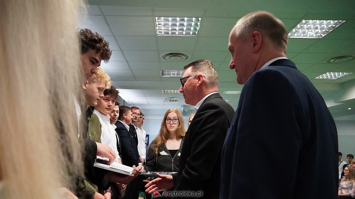 Zakończenie roku szkolnego klas maturalnych w ZSZ nr 1 w Ostrołęce [25.04.2025] - zdjęcie #39 - eOstroleka.pl