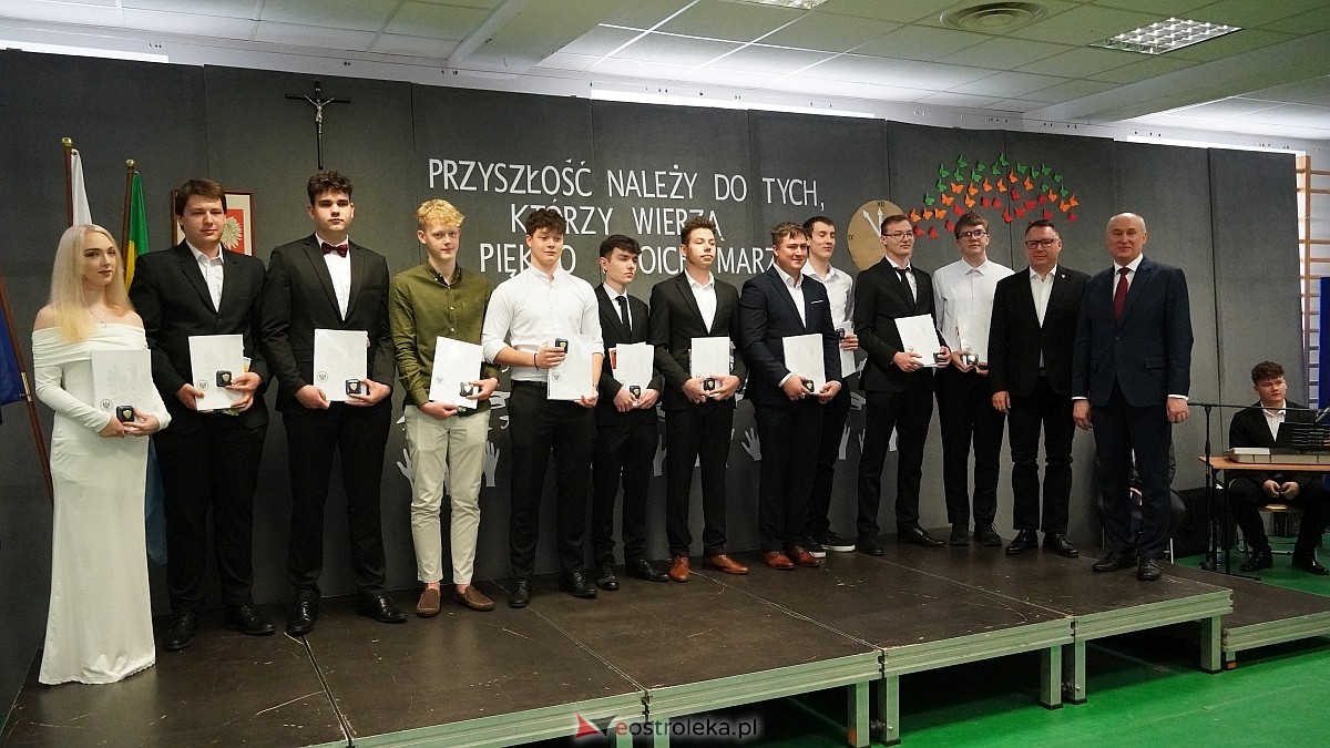 Zakończenie roku szkolnego klas maturalnych w ZSZ nr 1 w Ostrołęce [25.04.2025] - zdjęcie #35 - eOstroleka.pl