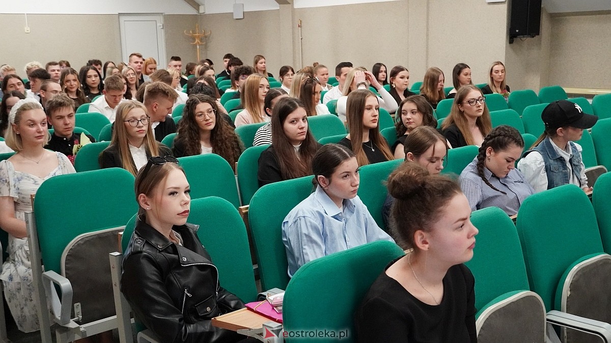 Zakończenie roku szkolnego klas maturalnych w ZSZ nr 4 [25.04.2025] - zdjęcie #120 - eOstroleka.pl