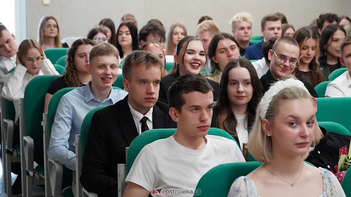 Zakończenie roku szkolnego klas maturalnych w ZSZ nr 4 [25.04.2025] - zdjęcie #115 - eOstroleka.pl
