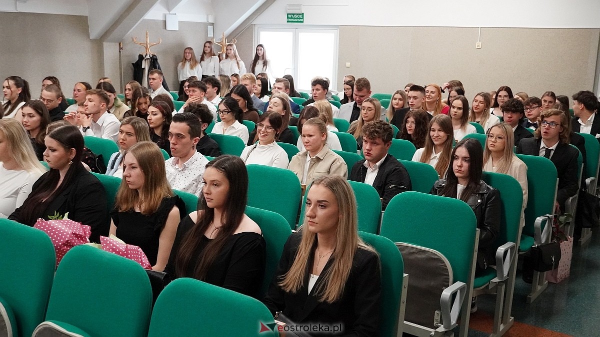 Zakończenie roku szkolnego klas maturalnych w ZSZ nr 4 [25.04.2025] - zdjęcie #60 - eOstroleka.pl