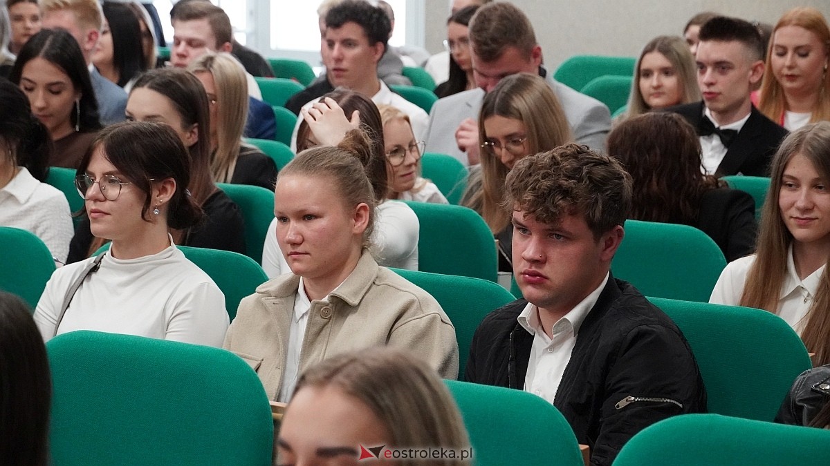 Zakończenie roku szkolnego klas maturalnych w ZSZ nr 4 [25.04.2025] - zdjęcie #54 - eOstroleka.pl