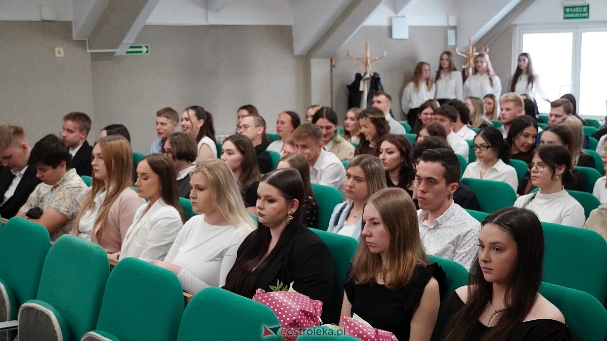 Zakończenie roku szkolnego klas maturalnych w ZSZ nr 4 [25.04.2025] - zdjęcie #45 - eOstroleka.pl