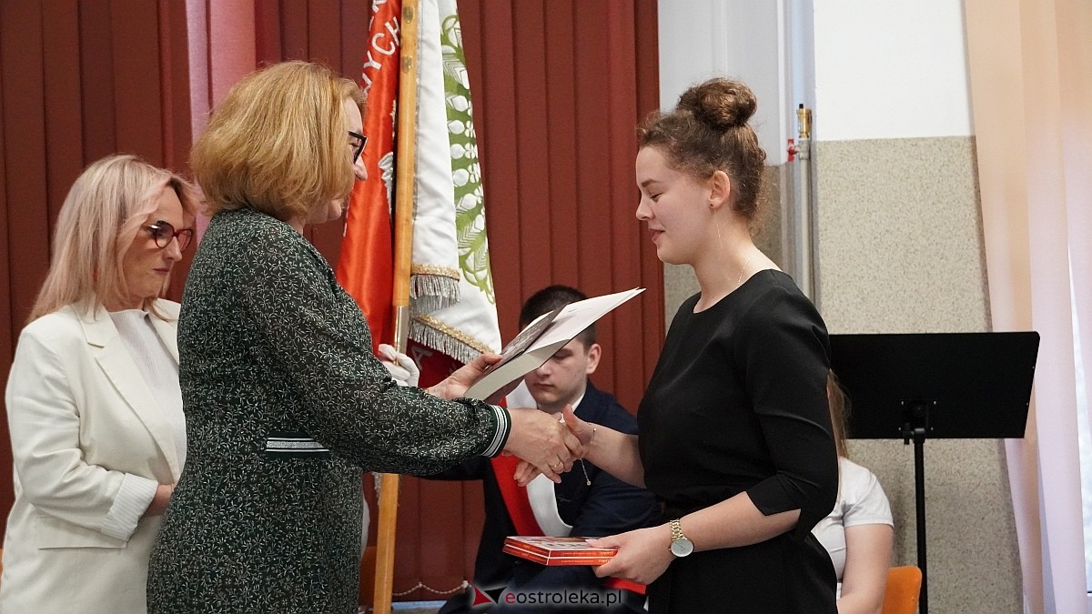 Zakończenie roku szkolnego klas maturalnych w ZSZ nr 4 [25.04.2025] - zdjęcie #96 - eOstroleka.pl